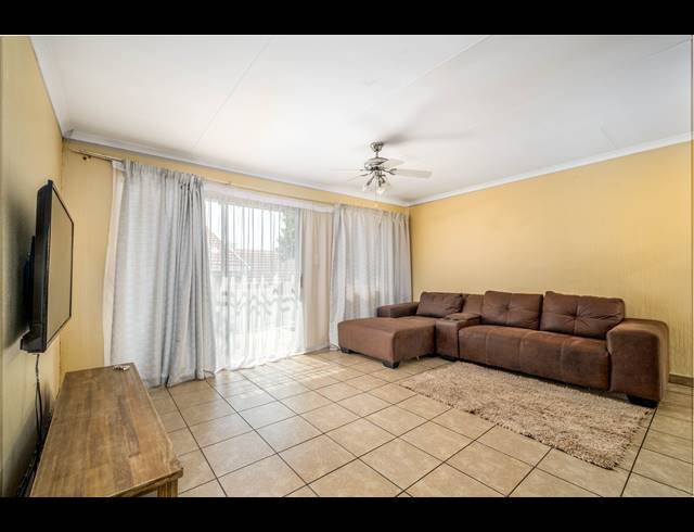 2 BEDROOM TOWNHOUSE FOR SALE IN SUNDOWNER